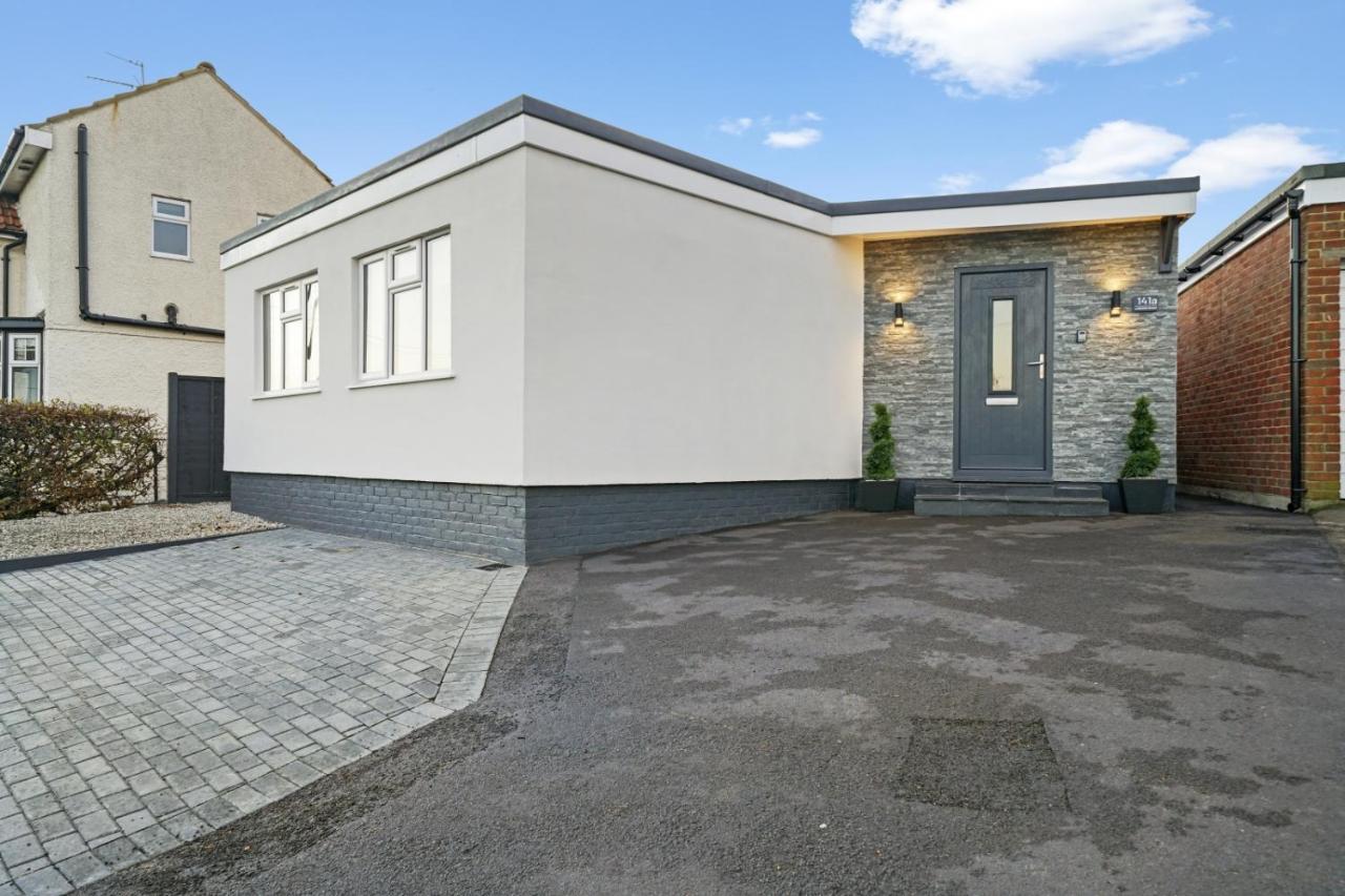 Modern Bungalow In Maidstone Sleeps 5 With Free Parking Eksteriør bilde